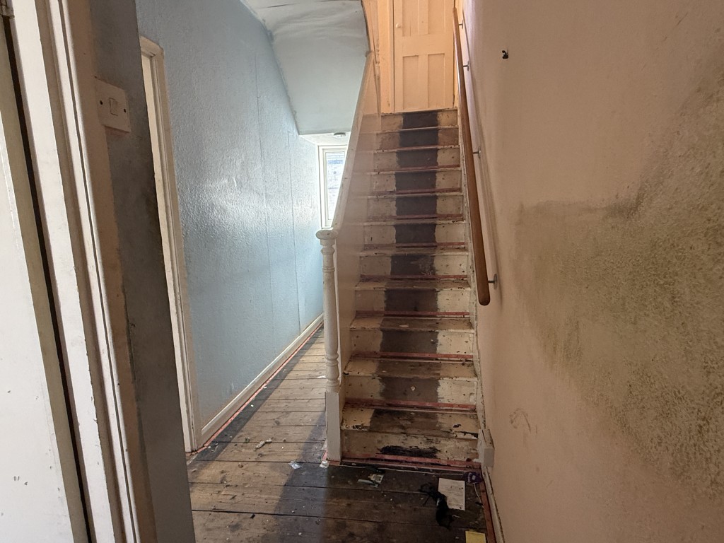 Lot: 108 - HOUSE CLOSE TO TOWN CENTRE IN NEED OF REFURBISHMENT - Entrance Hall in House in Need of Refurbishment